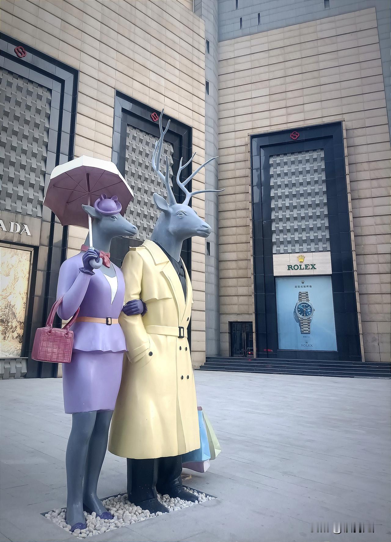 早晨看到一位网友，曝光了某地方超市的一个女顾客，挑选了一条鱼，转身到了僻静之处，