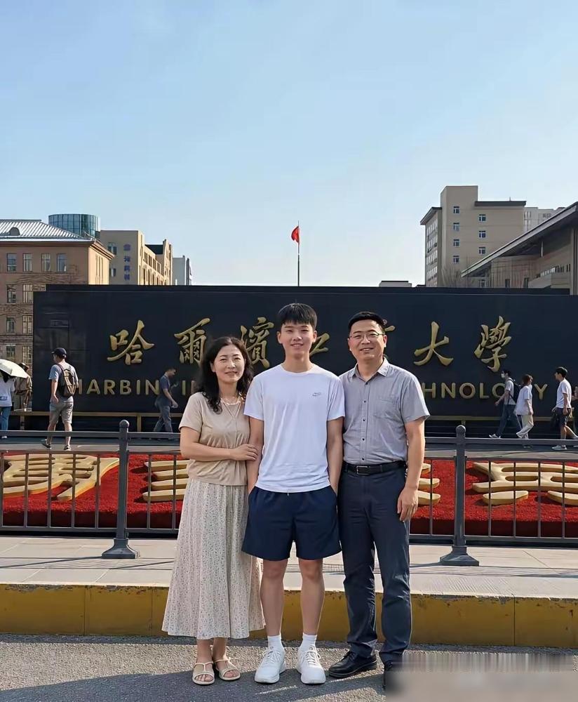 到了高中，你会发现：英语成绩在50-70分之间，数学成绩在30-50分之间，很难