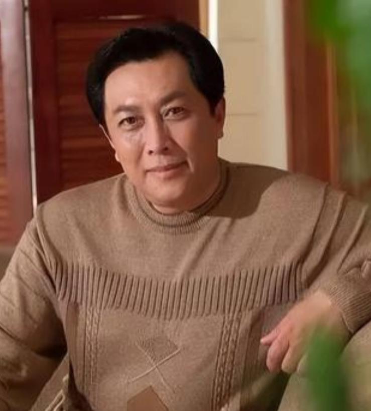 1990年除夕夜，唐国强的妻子洗完澡化完妆，穿上一身新衣，用一根绳子结束了自己的