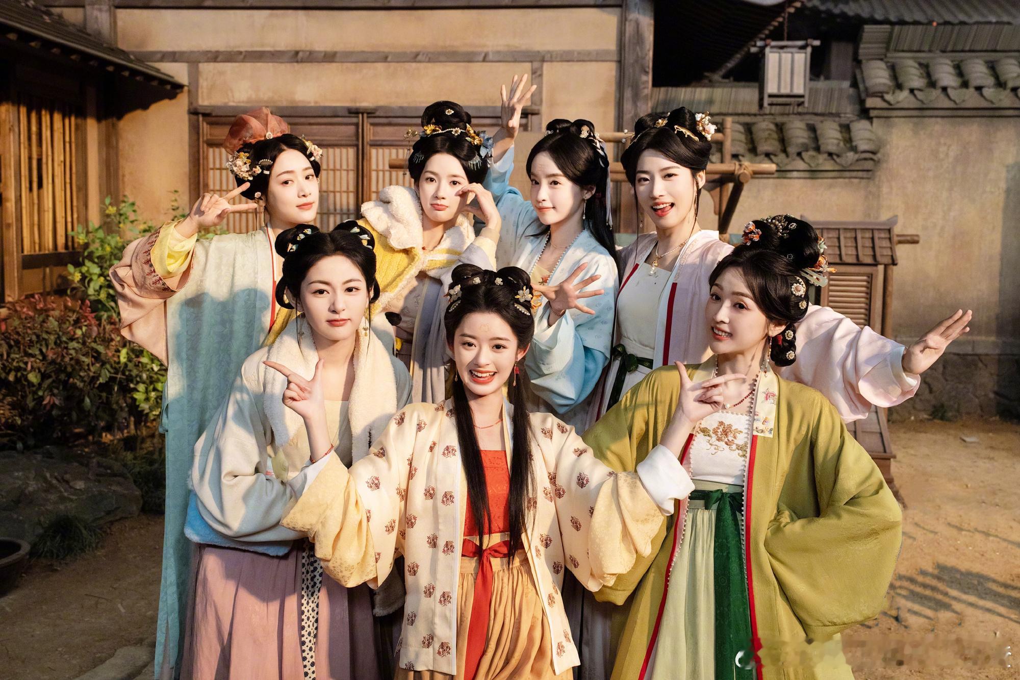 于正发的吴宣仪、卢昱晓、刘些宁、凌美仕、黄杨钿甜、赵晴五福临门女演员大合照 ​​