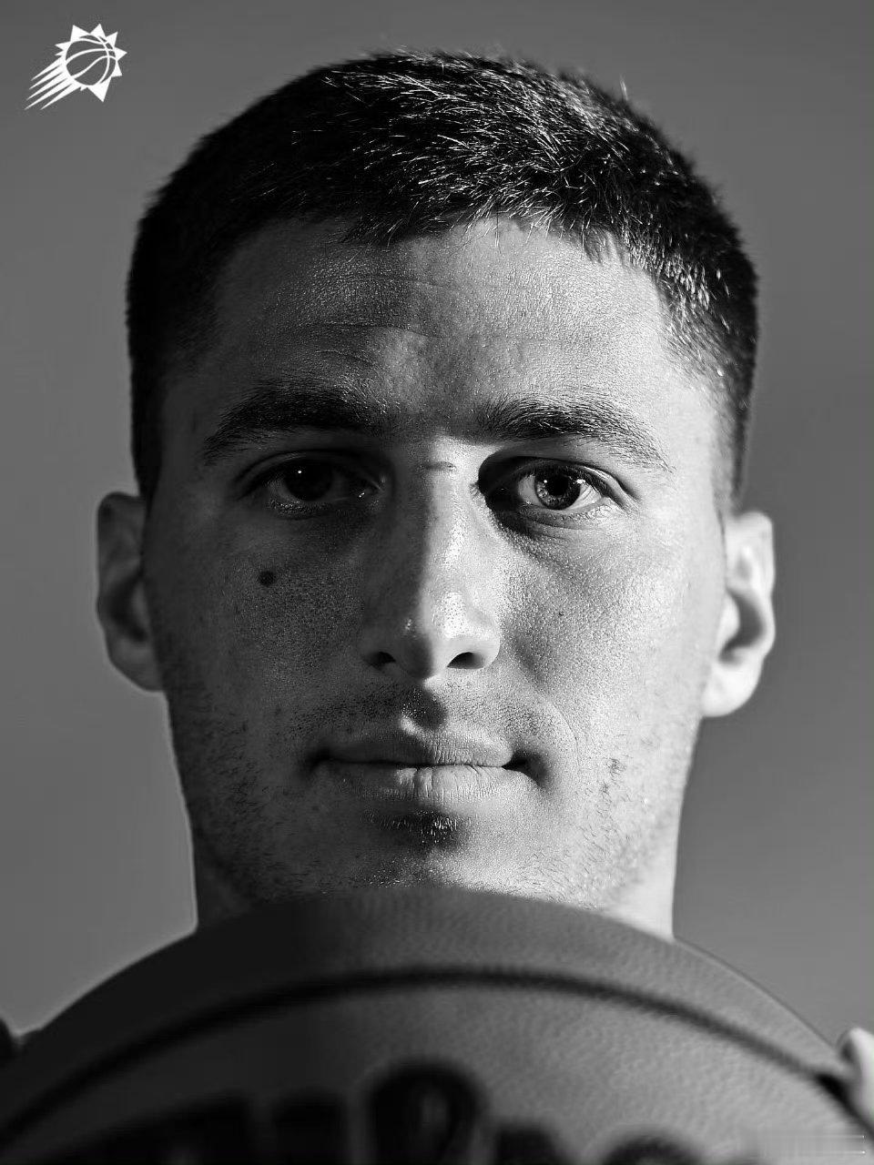 爱德华兹评价吉莱斯皮：“这位12号球员很会打球。”