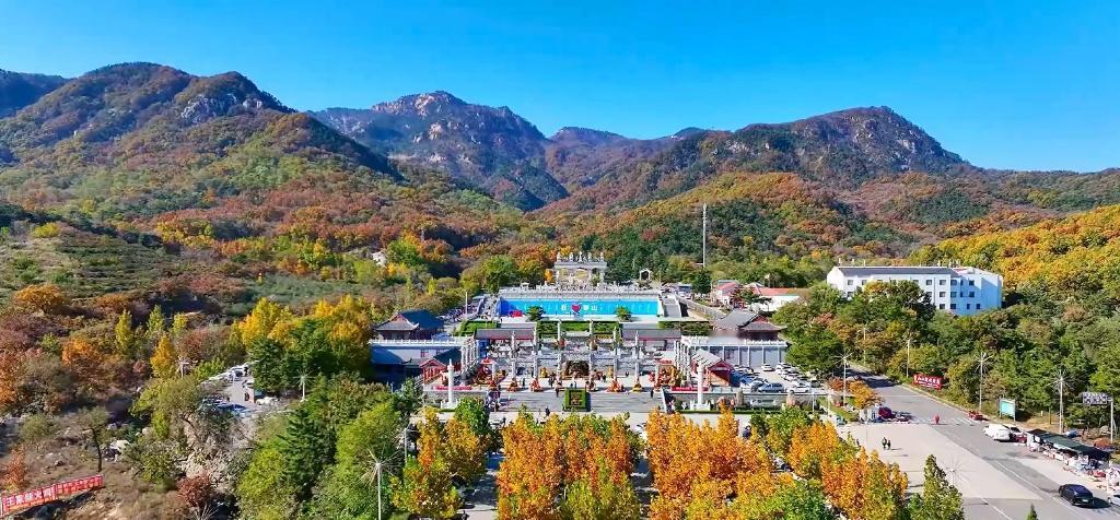 ​​告别深秋的浓墨重彩
迎来初冬的清冽雅致
秋末初冬的沂蒙山
正酝酿着最动人的模