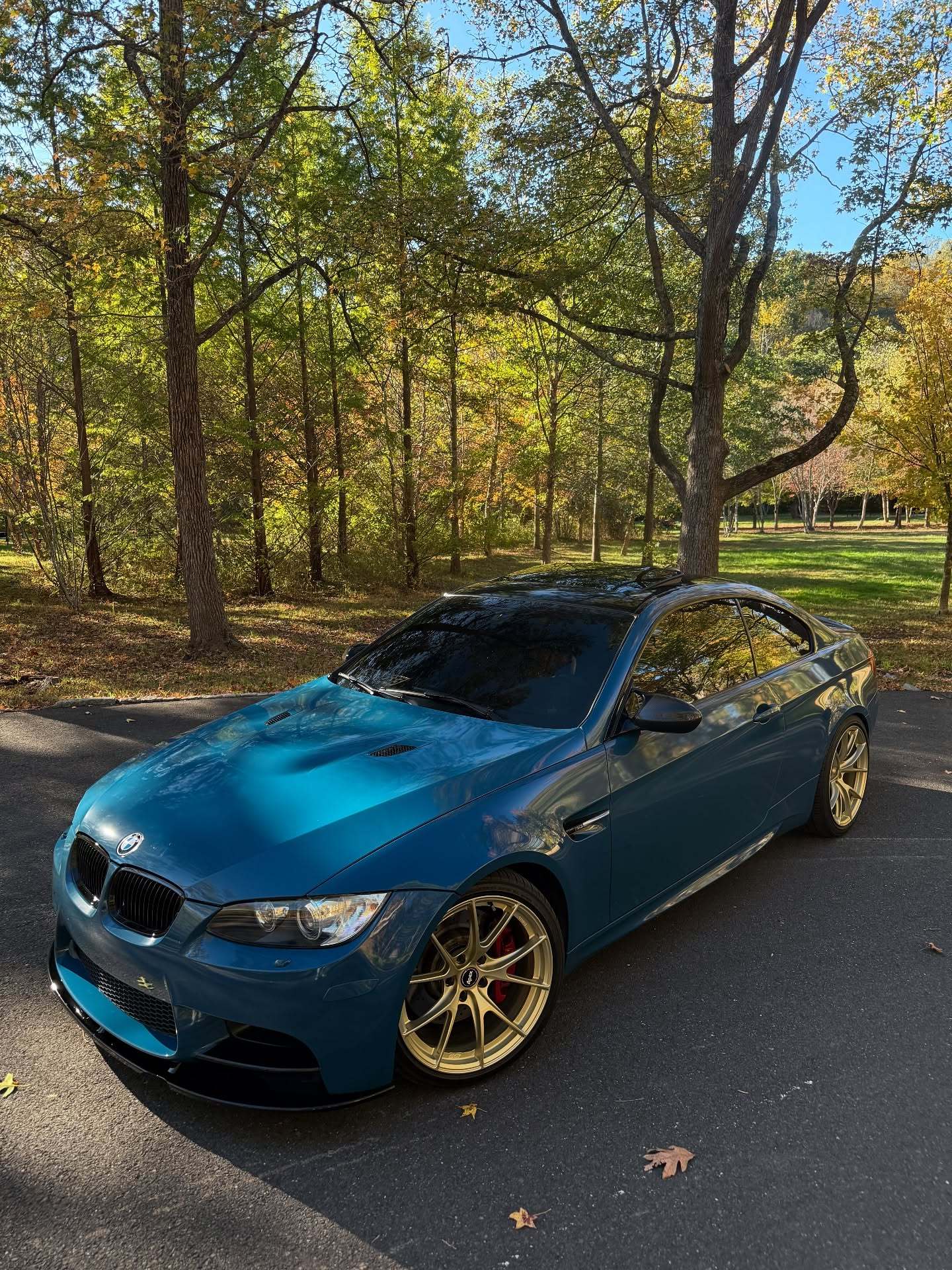 金港蓝Interlagos Blue的E92 M3，一种带紫调的蓝色，是那个时代