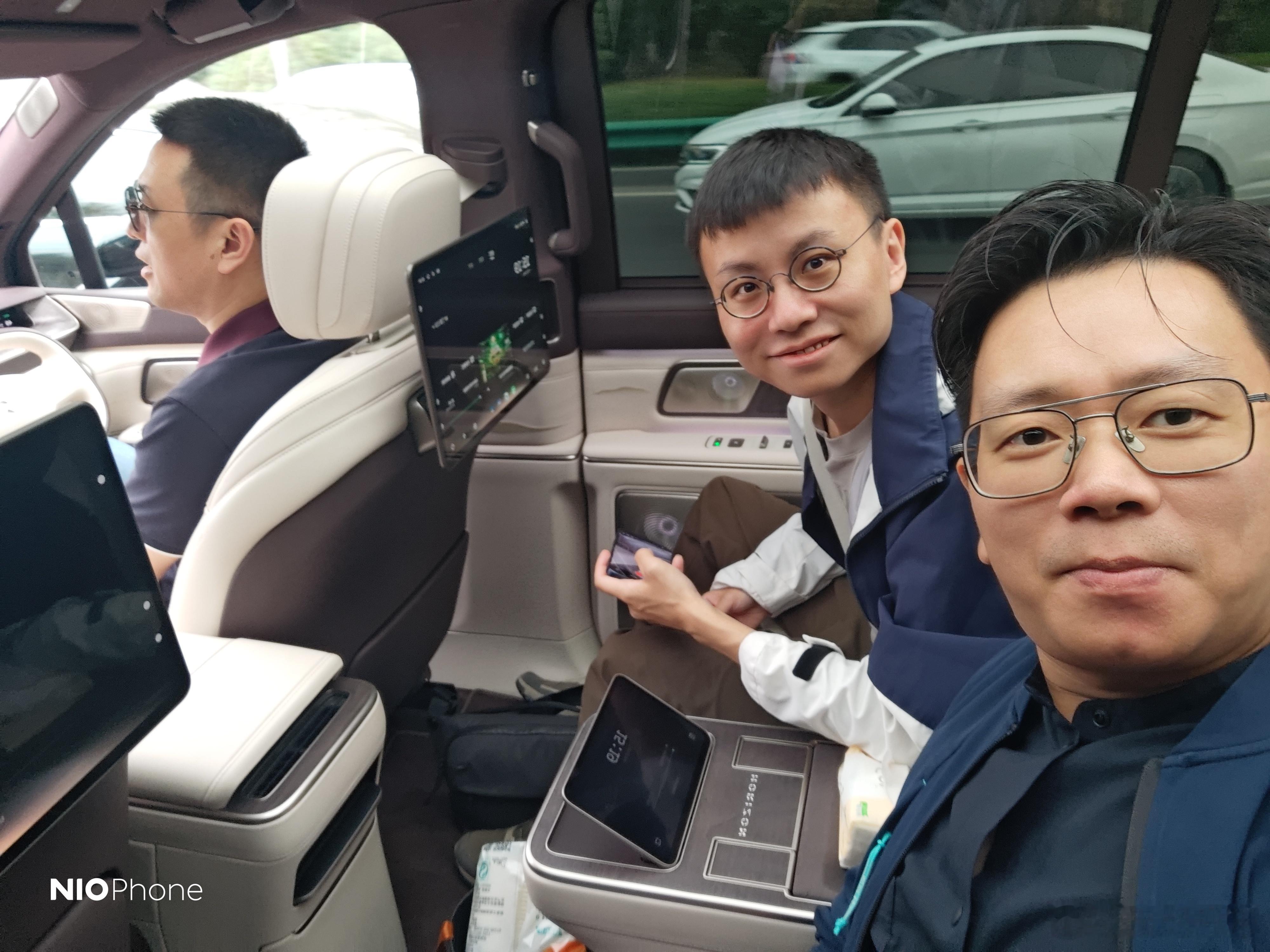 兄弟姐妹们，今天又是千亿车企CEO蔚来给我们开车的日子，咱也是好起来了[嘻嘻][