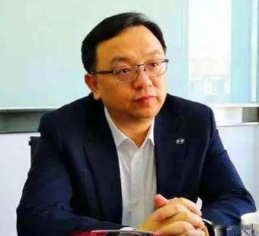 王传福说，他高中时回家要生活费时，他嫂子张秀菊，翻箱倒柜，兜里就几毛钱，嫂子一拍