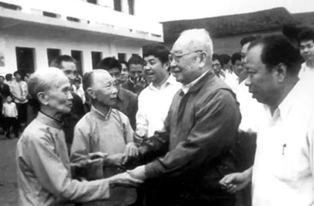 1953年深秋，福建福安。

威震东南的福建军区司令员叶飞，悄悄换了便装，摸进闽