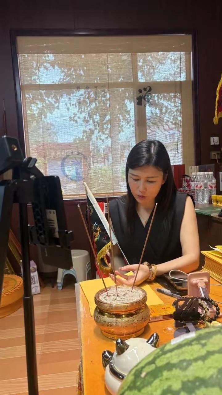 很多人一看到祠堂古寺升腾的香火，便直接扣上封建迷信的帽子，却看不懂藏在青烟里流传