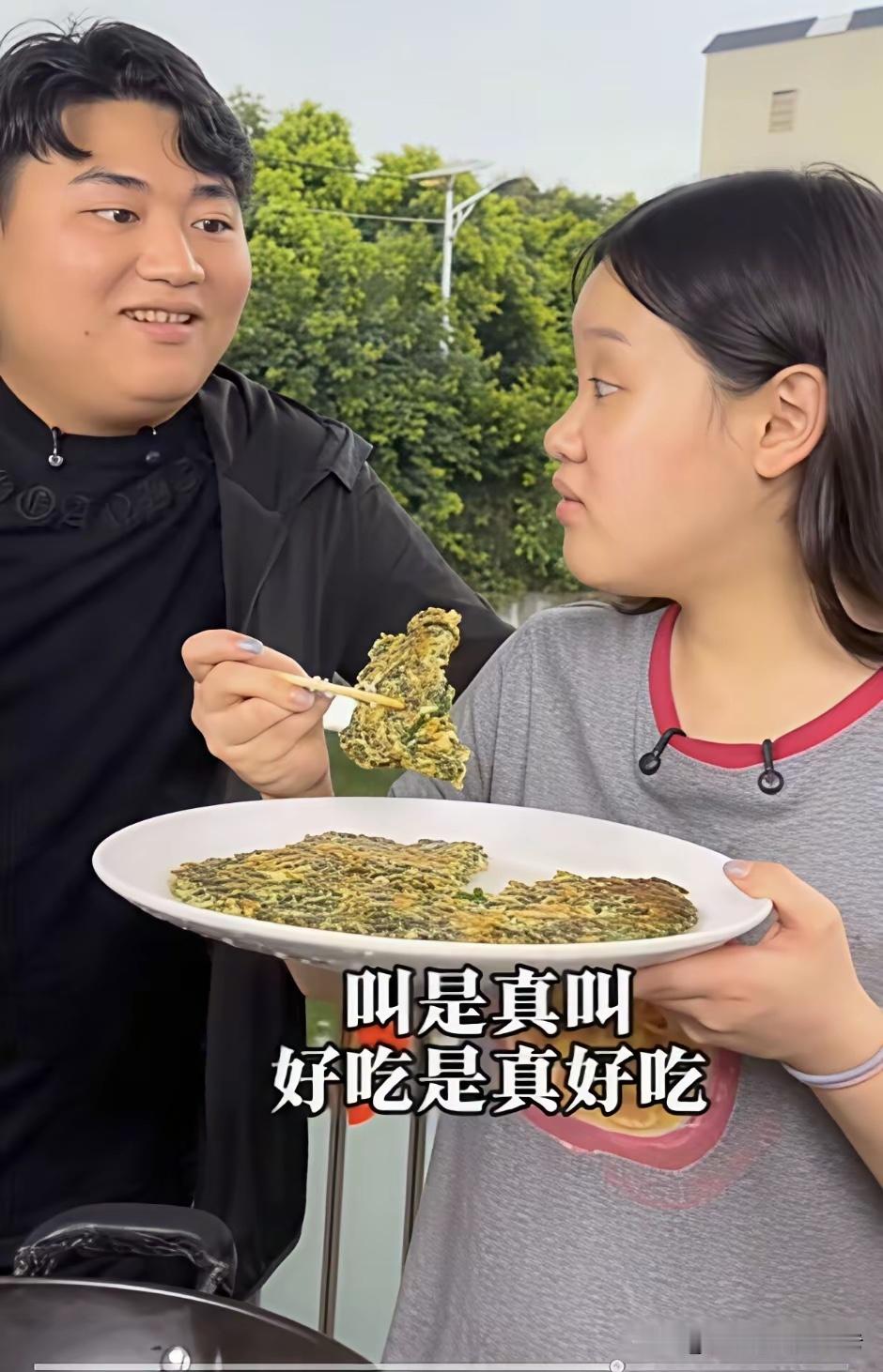 张家齐我劝你还是赶紧回北京吧！ 如果你再不回家就要被华仔喂成“小胖妹”了 全进华