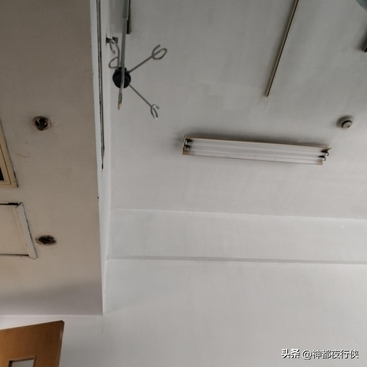 得脑梗第二天。比第一天略强。还是待床上不能动。看左右床不是老头就是老太。心想自己