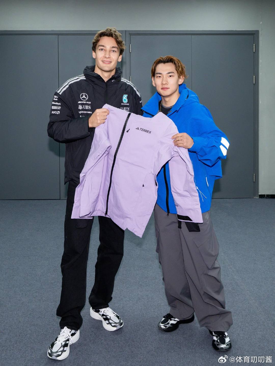 苏翊鸣晒与拉塞尔合照 更新社媒晒出参加活动，与拉塞尔和窦靖童的合照中国大奖赛唯一