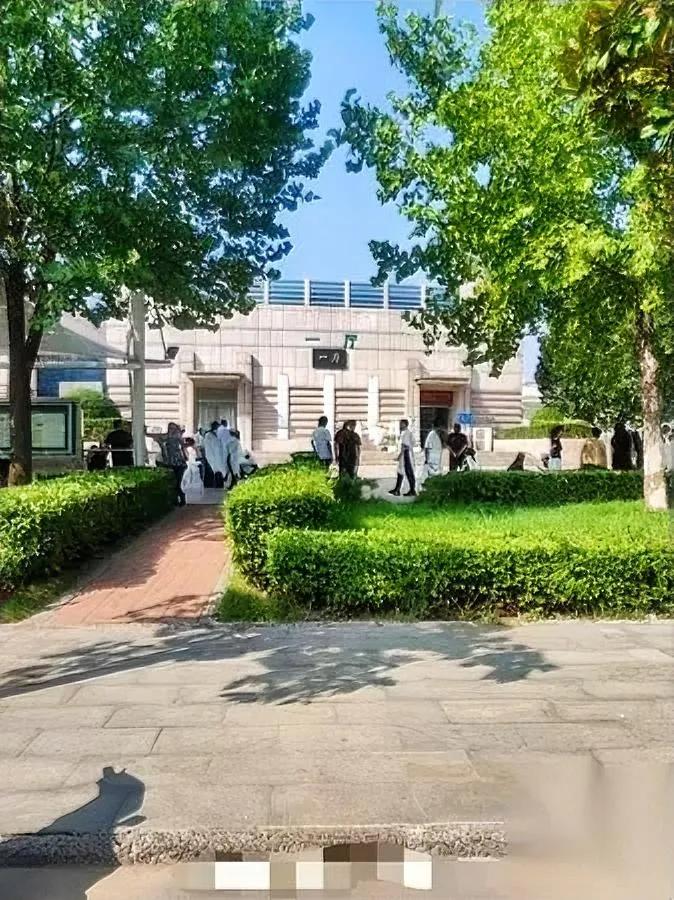 同事家出事那天，我才算懂了“疼到极致，是哭不出来的”。

她老公凌晨心梗送医，儿