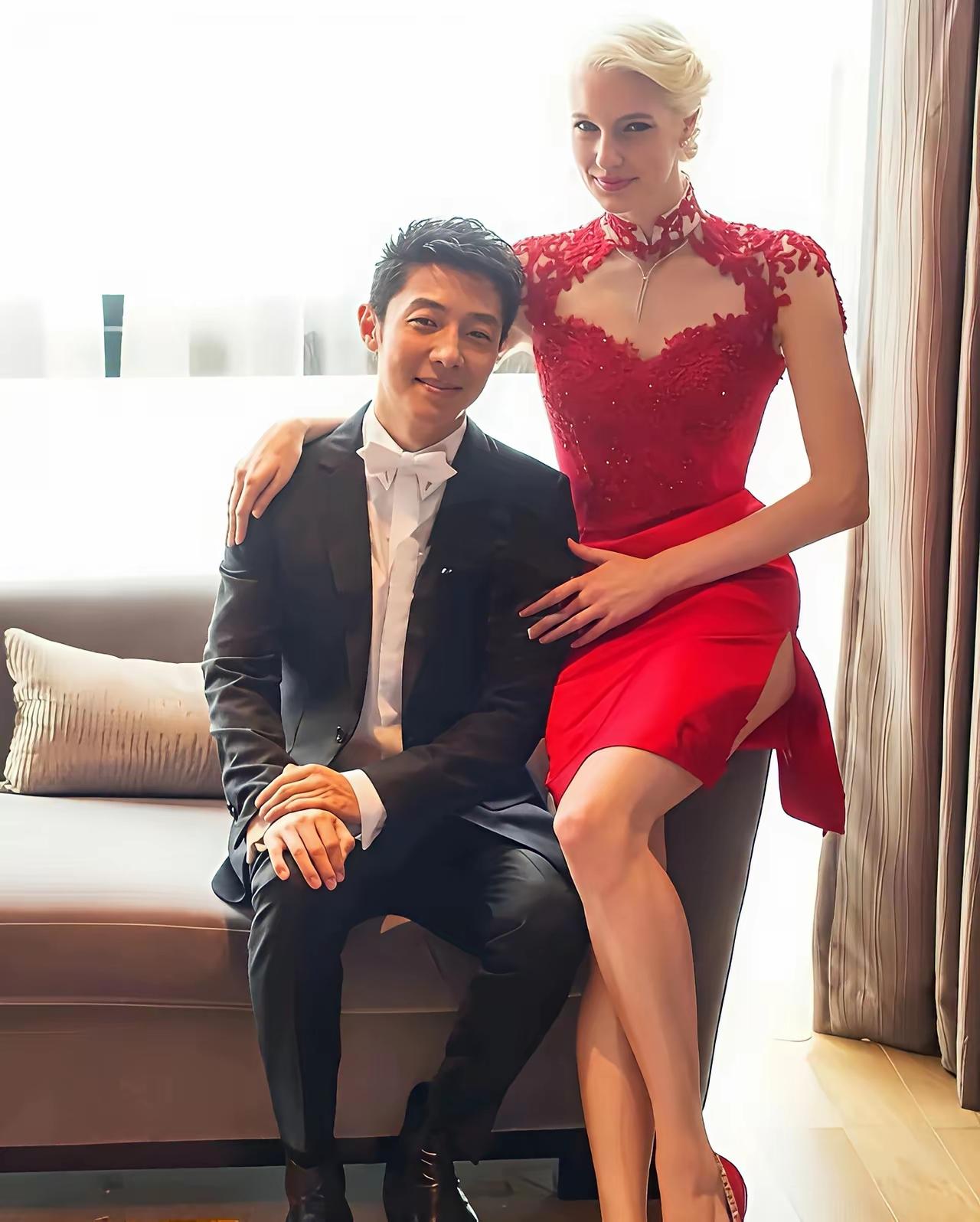 谁还记得八年前李白为了嫁撒贝宁，跟亿万富豪老爸闹到决裂时，多少人骂她“傻”？
 