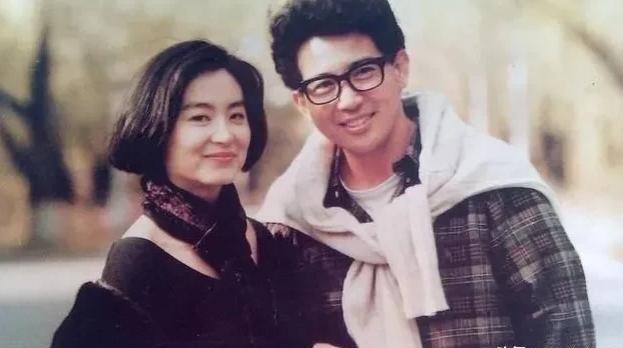 1973年，26岁已婚的秦汉爱上了18岁的林青霞，怀孕8个月的妻子邵乔茵心痛不已