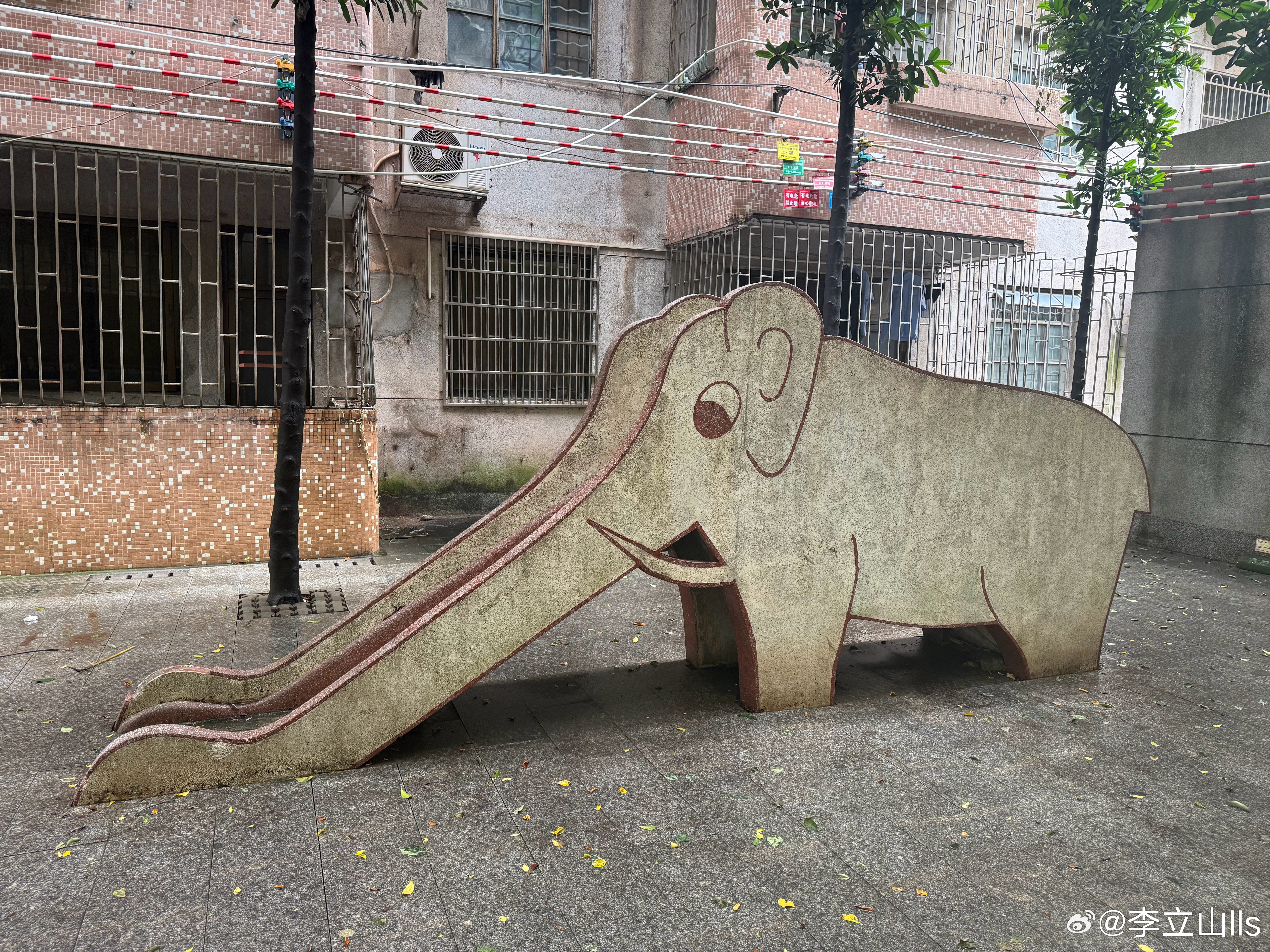 原来现在还有大象滑滑梯，小时候妈妈去市场买菜，就叫我附近的滑梯玩住等，就是这种！