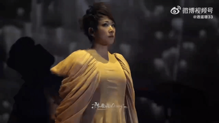 林忆莲现场晕碳了 这是一场会让人记很久的演出，不是因为场面有多宏大，而是因为她的