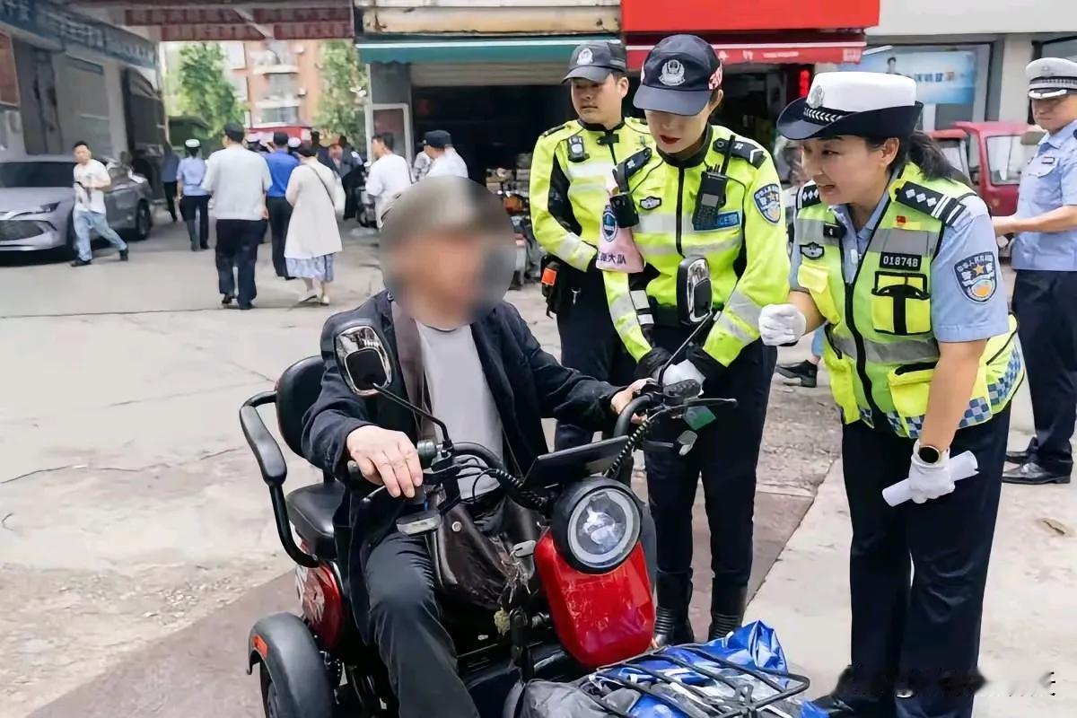 警民同心，护平安路。