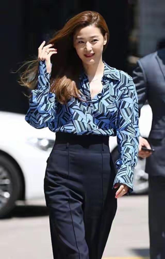 44岁全智贤的一组最新街拍彻底刷屏！生图里的她状态抗打，一身浅蓝衬衫+藏青高腰阔