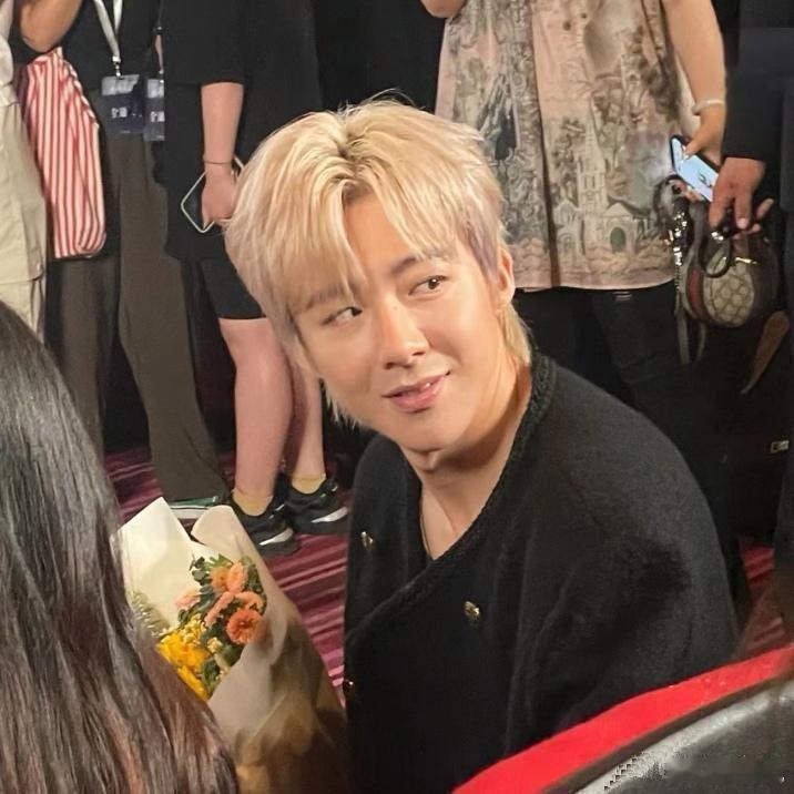 比起精修硬照，现实生活中的他们真的很不上镜[黑线]刘宇宁到底怎么当上明星的？ ​