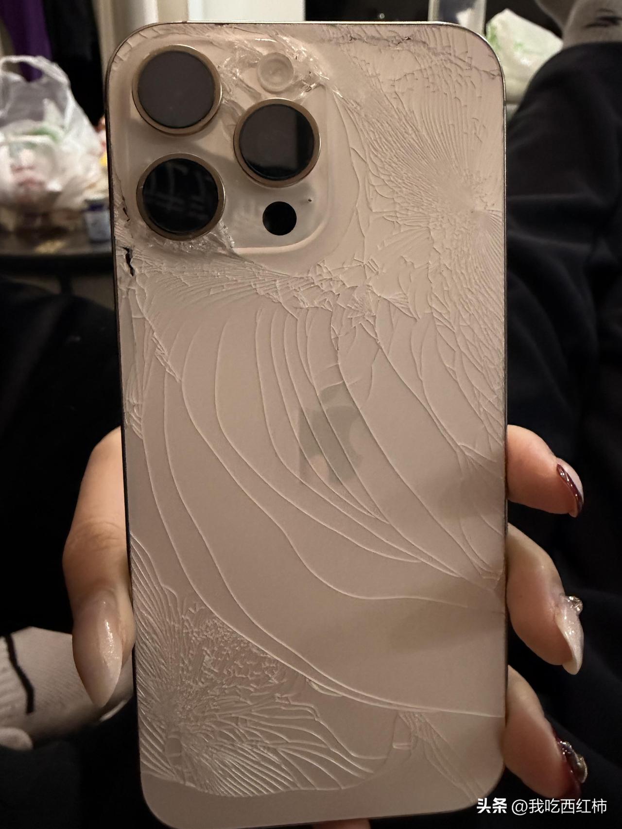 手机被别人摔成这样过几天才发现！
手机被人砸地上然后别人解释砸错了以为是自己的手