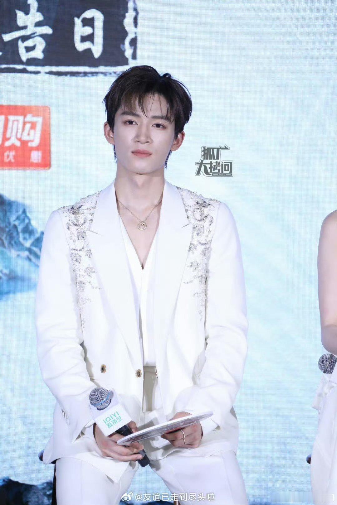 王星越向涵之定风波扫楼王星越向涵之定风波剧宣生图王星越向涵之定风波今日扫楼，造型