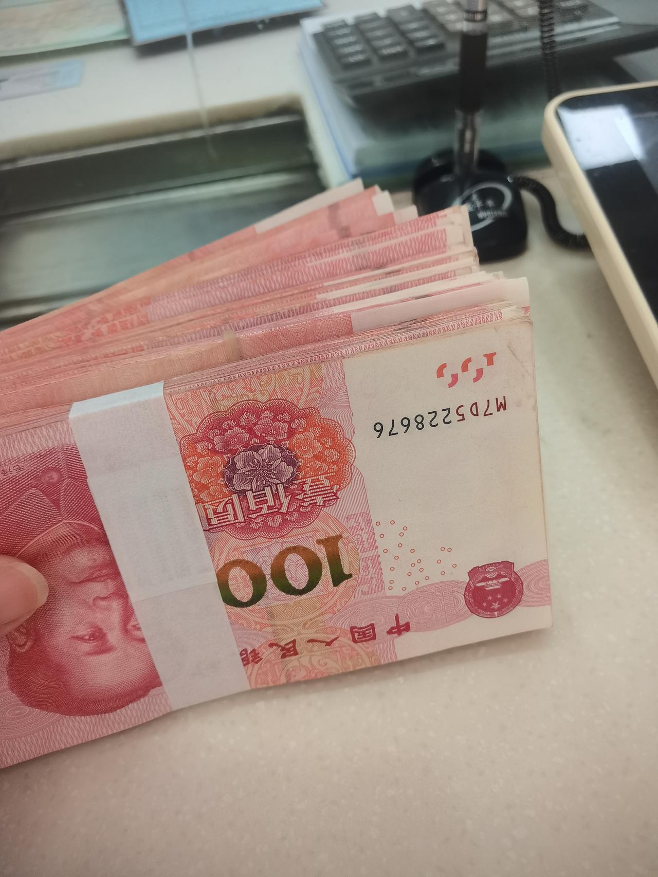 我觉得最靠谱的理财方式其实就是存钱，硬存的那种，不要在意利率多少，就一个目的保住