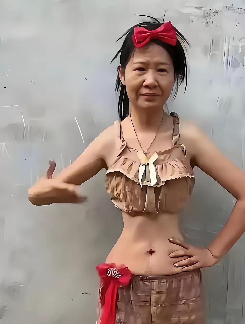 天呐！你绝对想不到，这位阿姨的身材竟比少女还苗条！这身材管理，简直绝了！

阿姨