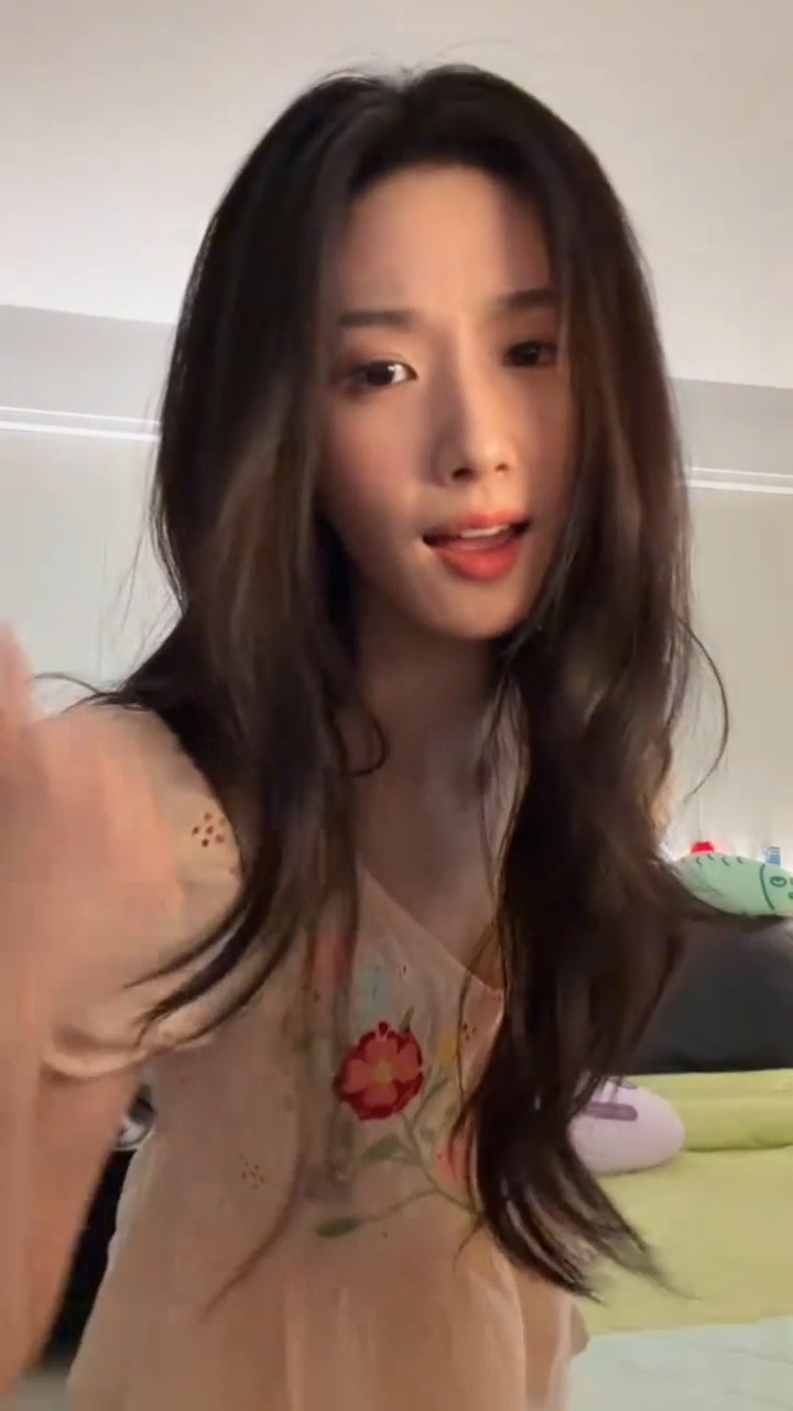手势舞女王震撼回归被这个噜噜晓美晕……眼睛一下子不知道该看脸还是看手卢昱晓跳ec