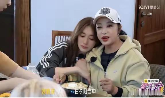 网友说李小冉好像总是气血不足的样子，很喜欢靠在姐姐们身上，一会儿是向太，一会儿是