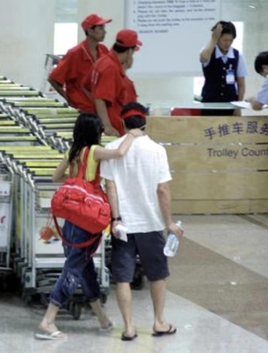 据说，王菲和李亚鹏的泰国蜜月旅行非常愉快。
返回途中，王菲像个放飞自我的女孩，吹