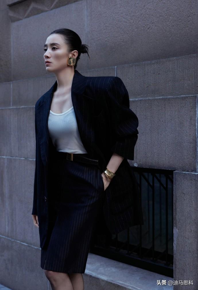 宋佳这这一身简直太飒了！竖纹西装自带干练气质，修身的剪裁凸显出她的好身材。再配上