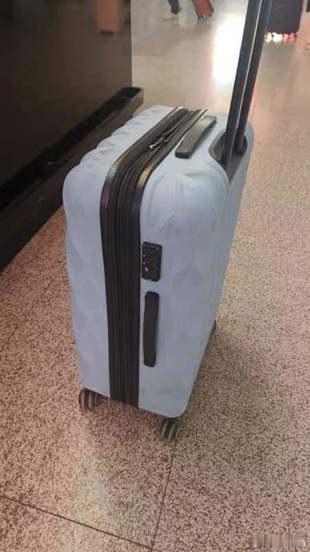 今天娃坐G178去上学，上车时见行李架都满了，就把行李箱放在了14号车厢尾部的空