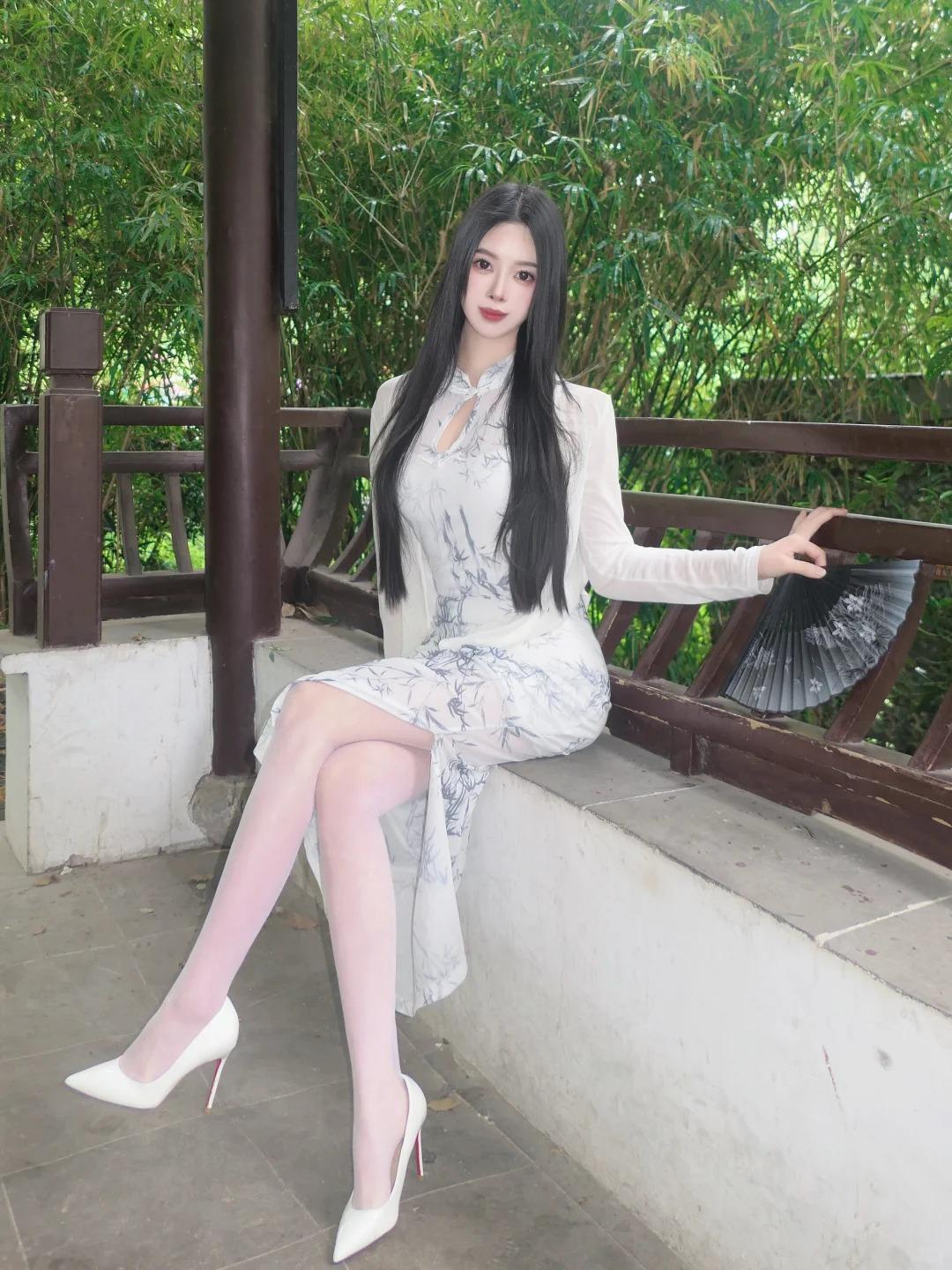置身清幽小竹林，满目翠竹错落，清风携竹叶轻响，恰好衬一身黑白水墨新中式旗袍。衣身