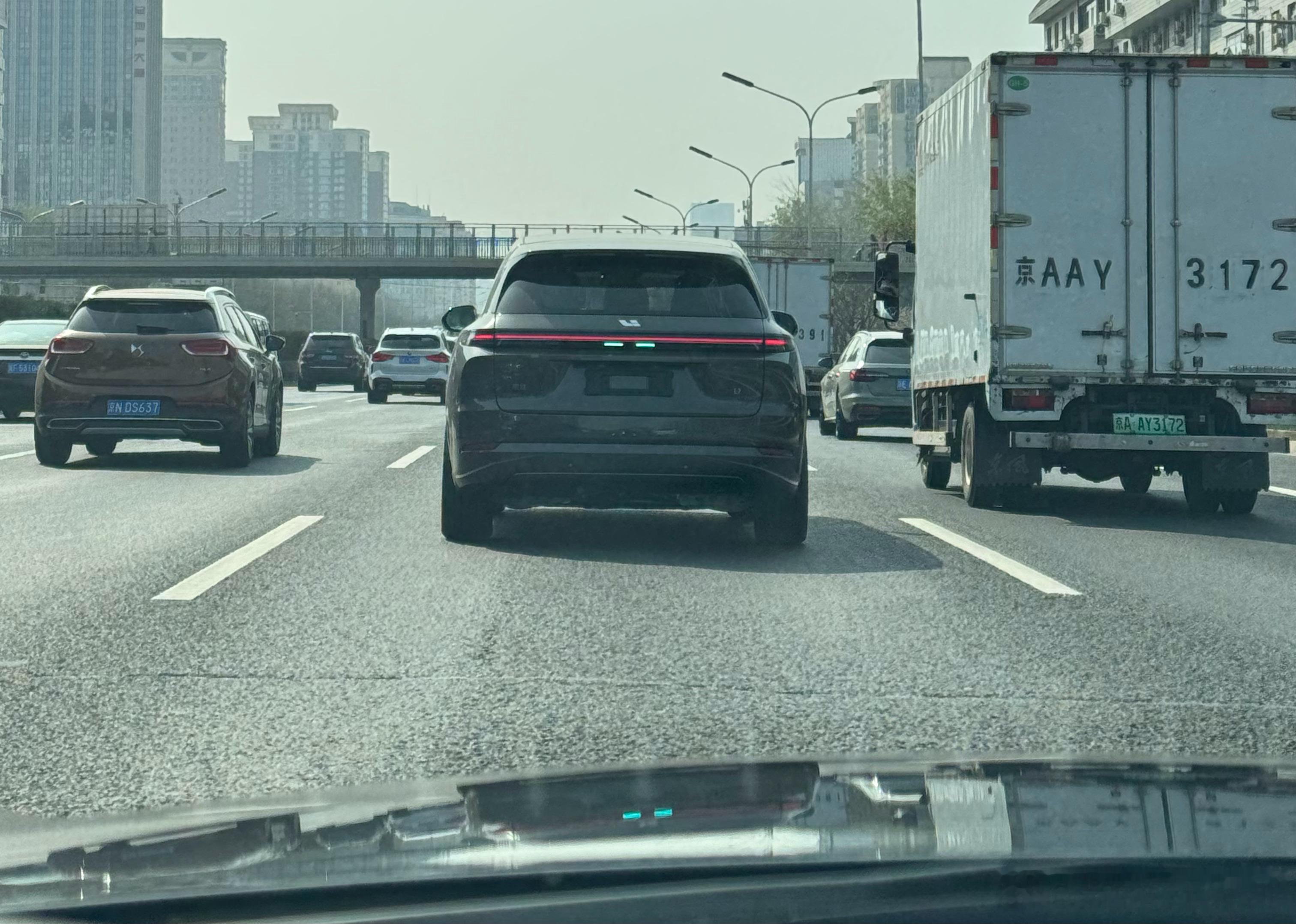 我还是觉得理想这个自动驾驶提示灯设计应该普及一下，你别管别的驾驶员怎么判断，起码
