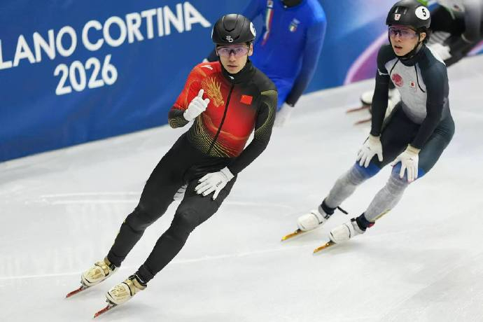 刘少昂1000米顺利晋级 米兰冬奥会短道速滑男子1000米预赛，刘少昂1分26秒