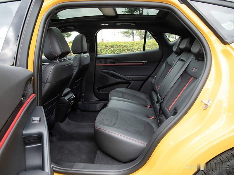 我们在选车的时候，一定要选择后排空间大的，如果你成家立业了，最好买后排空间大的，