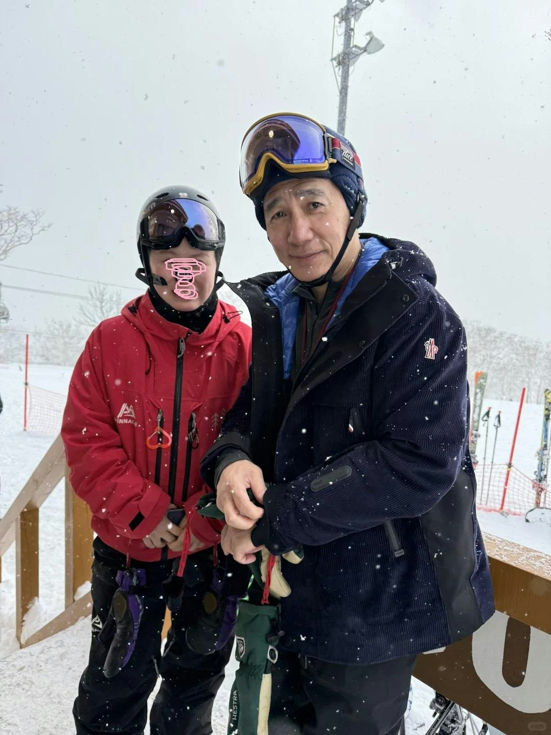 网友偶遇在日本北海道滑雪的梁朝伟。 