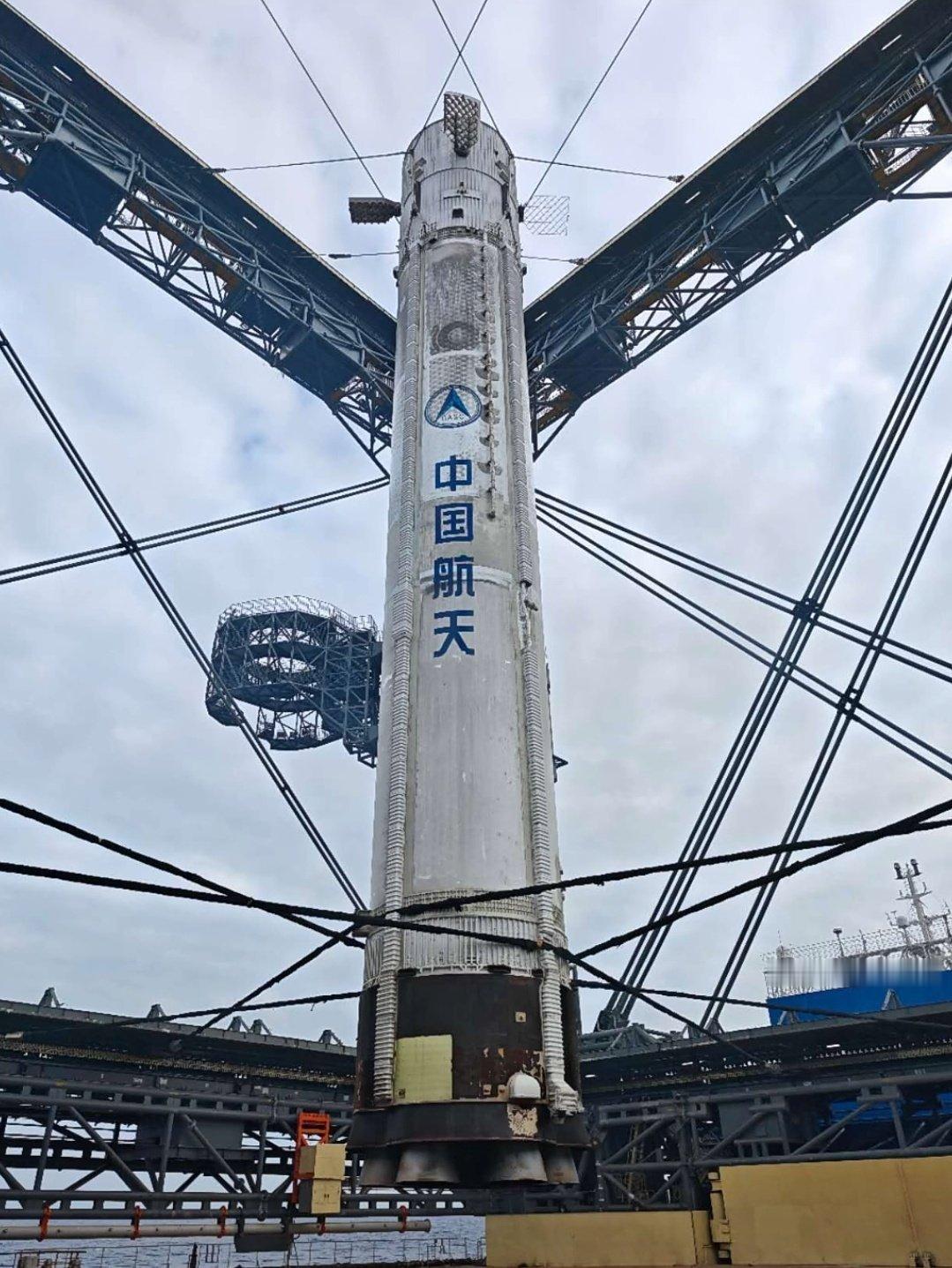 CZ-10B 第一级如何通过下层网最初固定以防止摇摆 