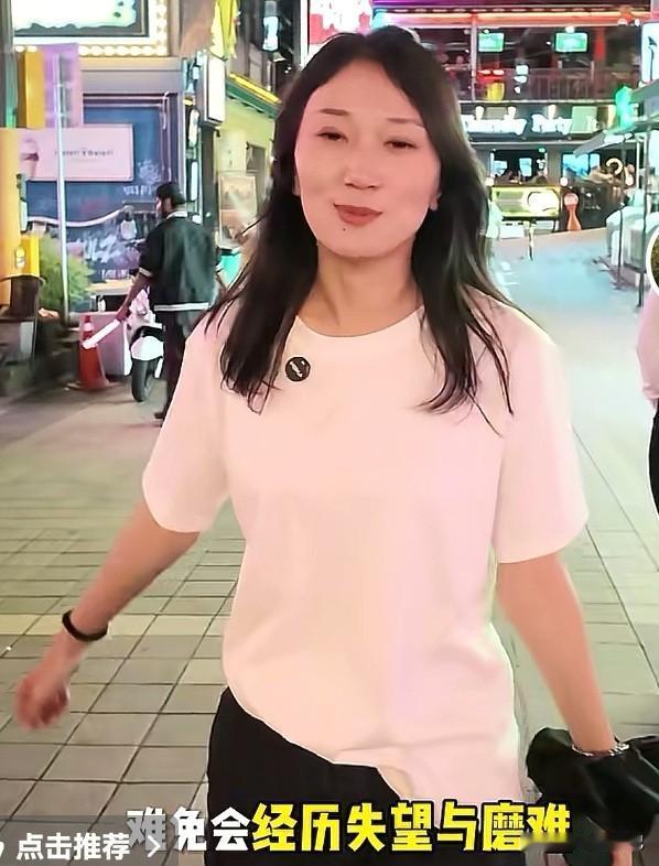 林丽句句不提过去，可句句都是过去。

每次出镜，她总是强颜欢笑，其实她的内心有多