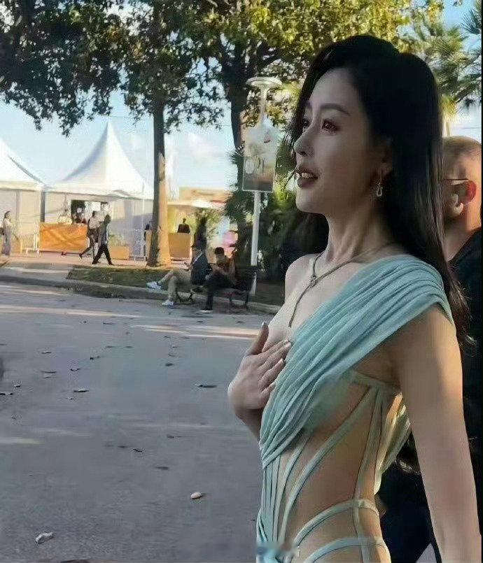 这件衣服有一点赘肉都驾驭不了，张天爱瘦成这样都一直在吸腹 