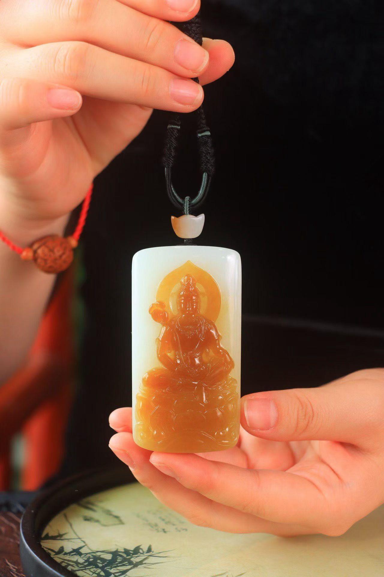 〈糖白·坐莲观音〉

新疆和田且末糖白玉，羊脂玉，玉质温润 冰润剔透 无黑无杂。