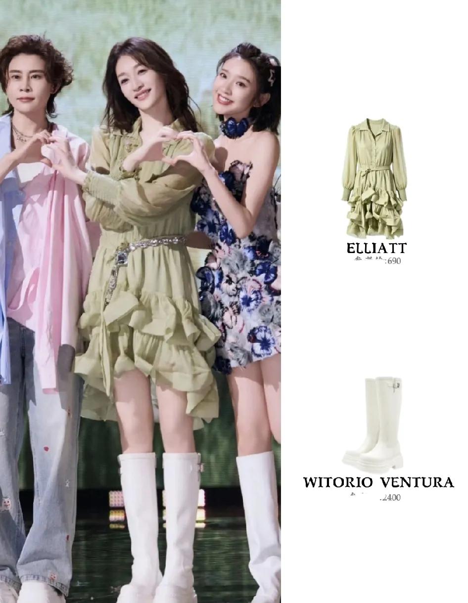 终于理解了，李小冉就是吃大明星这碗饭的。
她今年50岁了，和王濛，唐艺昕合影也显