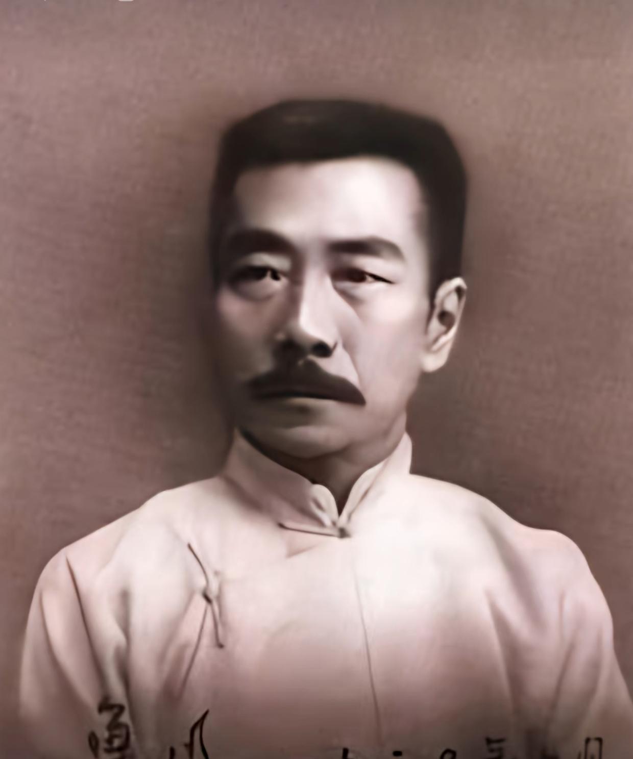 大概的确读懂了鲁迅
李家宁(中国)
秋夜里的枣树刺向虚空
我的血正滴成墨水的形状