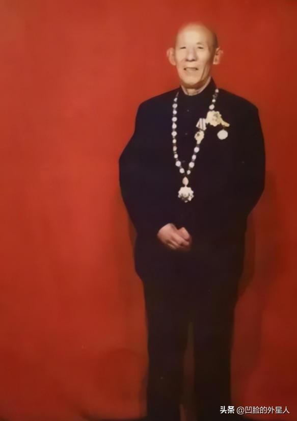 1990年，东北一大爷得知儿子当兵被拒，他为儿子来到军营，拿着小学课本，对部队首