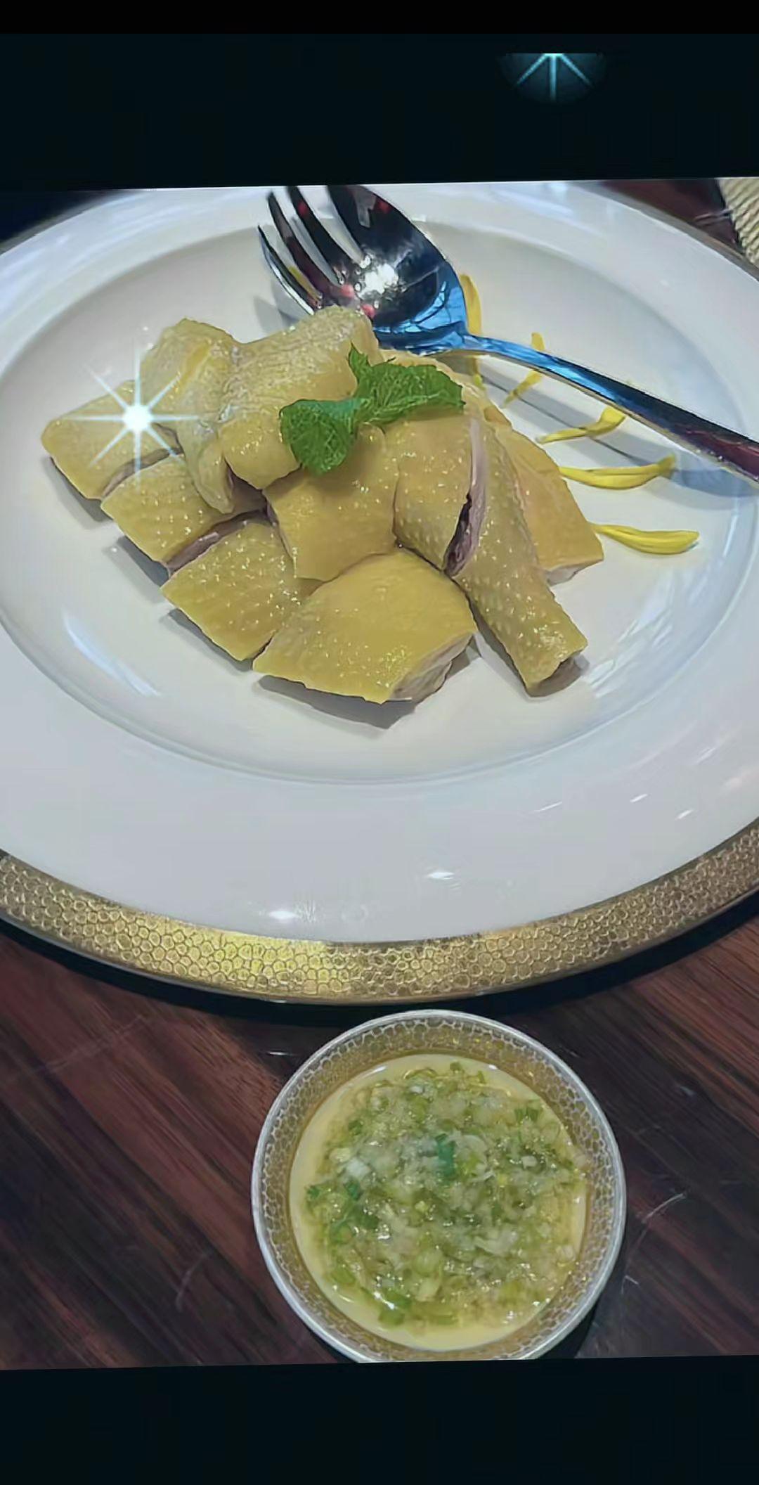 生活这锅烂饭我是炒了又炒，咽了又咽，我的底线也是一降再降。可我好像要坚持不住了，