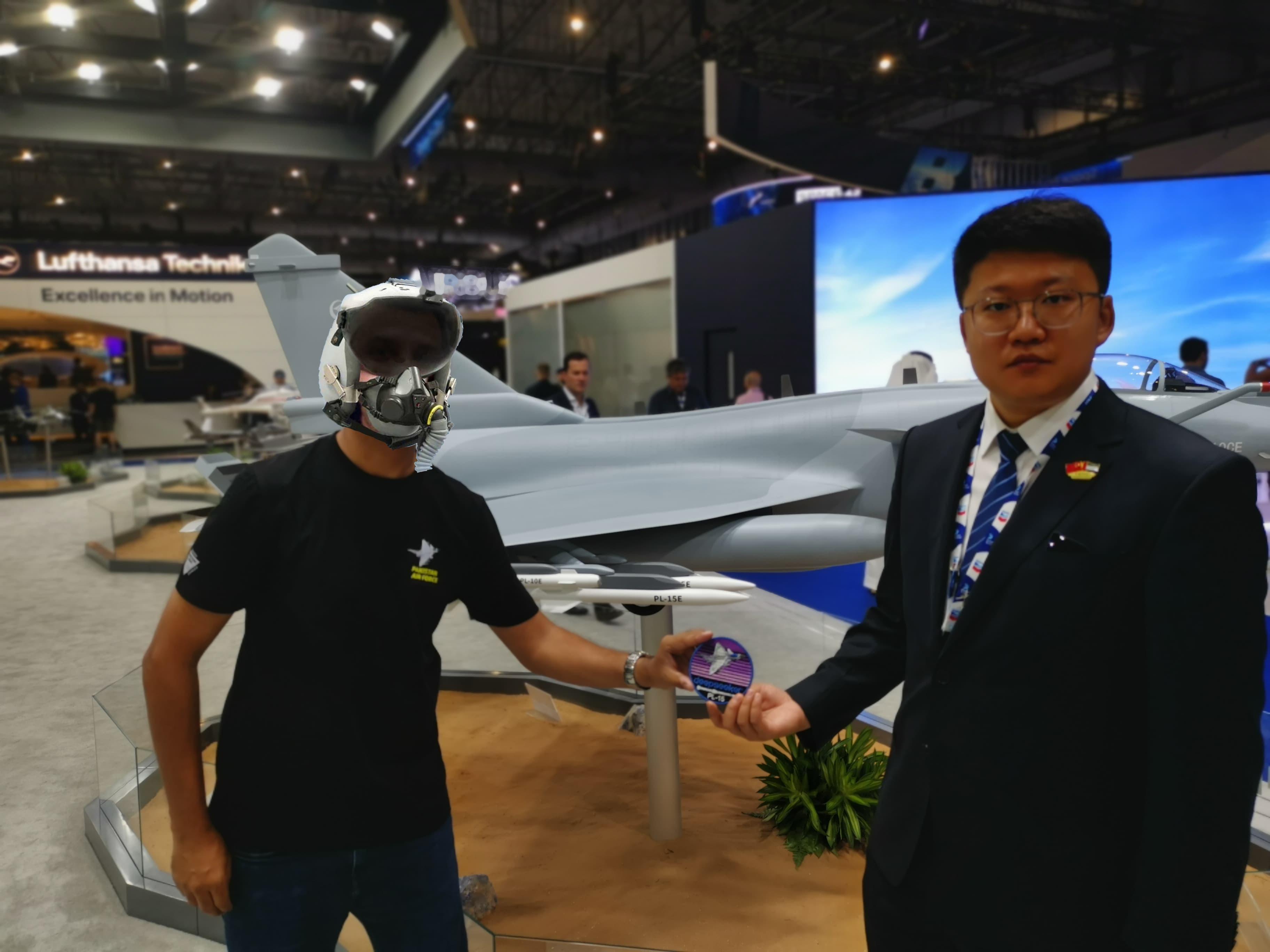 🔻巴基斯坦王牌飞行员在迪拜航展上向中航工业代表赠送J10CE战机士气纪念章。?