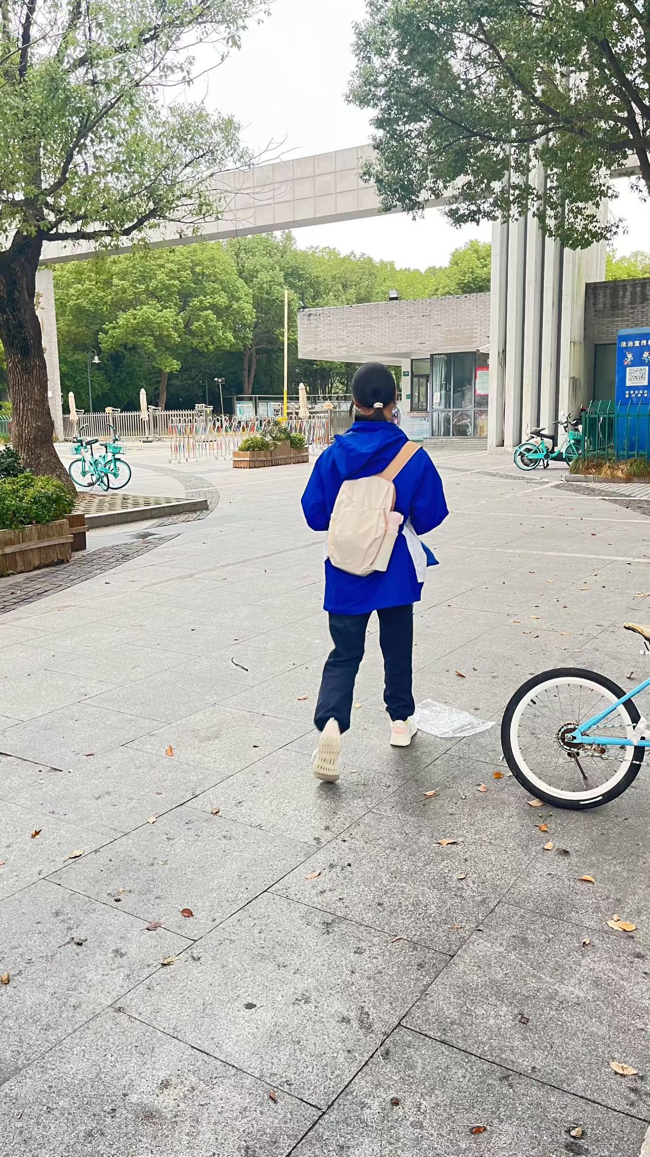 女儿，
在放学回来的路上，
你忽然对我说：“妈妈，你要做好心理准备，
我这次语文