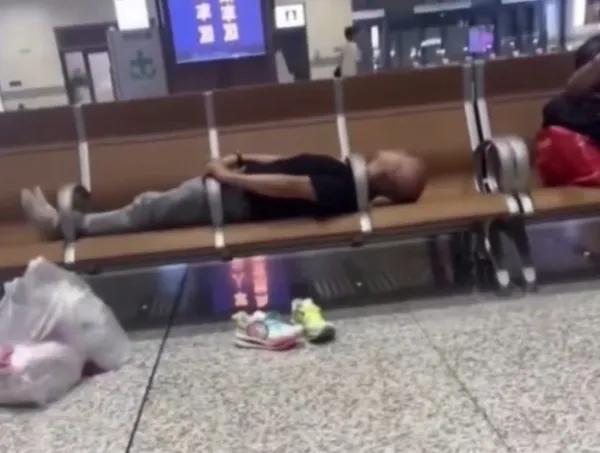 睡个觉也是拼了