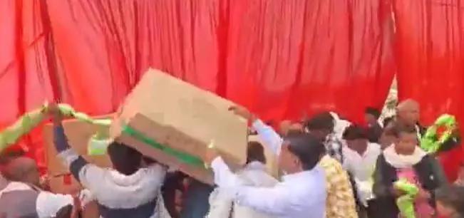 印度383对新人举办集体婚礼，现场更是乱作一团，宾客哄抢零食，惨不忍睹。

这没