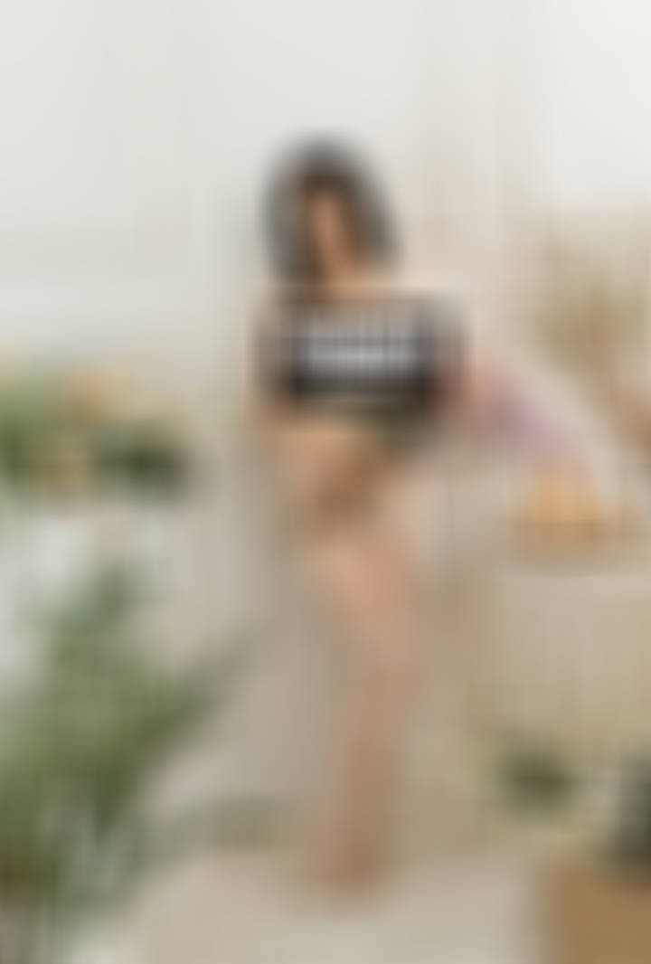 订阅写真上新！唯美性感花房白丝写真🌸这套太性感被限制了，重新发布，只发几张。所