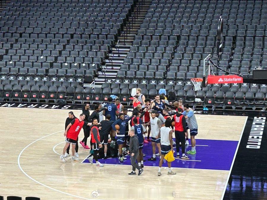 莫兰特最近心情看起来真的很不错，和队友之间还是那个氛围～开心最重要～莫兰特热爱篮